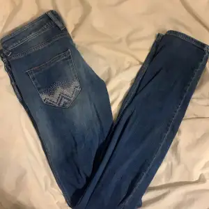 Super snygga raka låga jeans från armani. Med rhinestones på bakfickorna. Står 28, men uppskattar till en XS