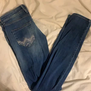 Vintage armani - Super snygga raka låga jeans från armani. Med rhinestones på bakfickorna. Står 28, men uppskattar till en XS