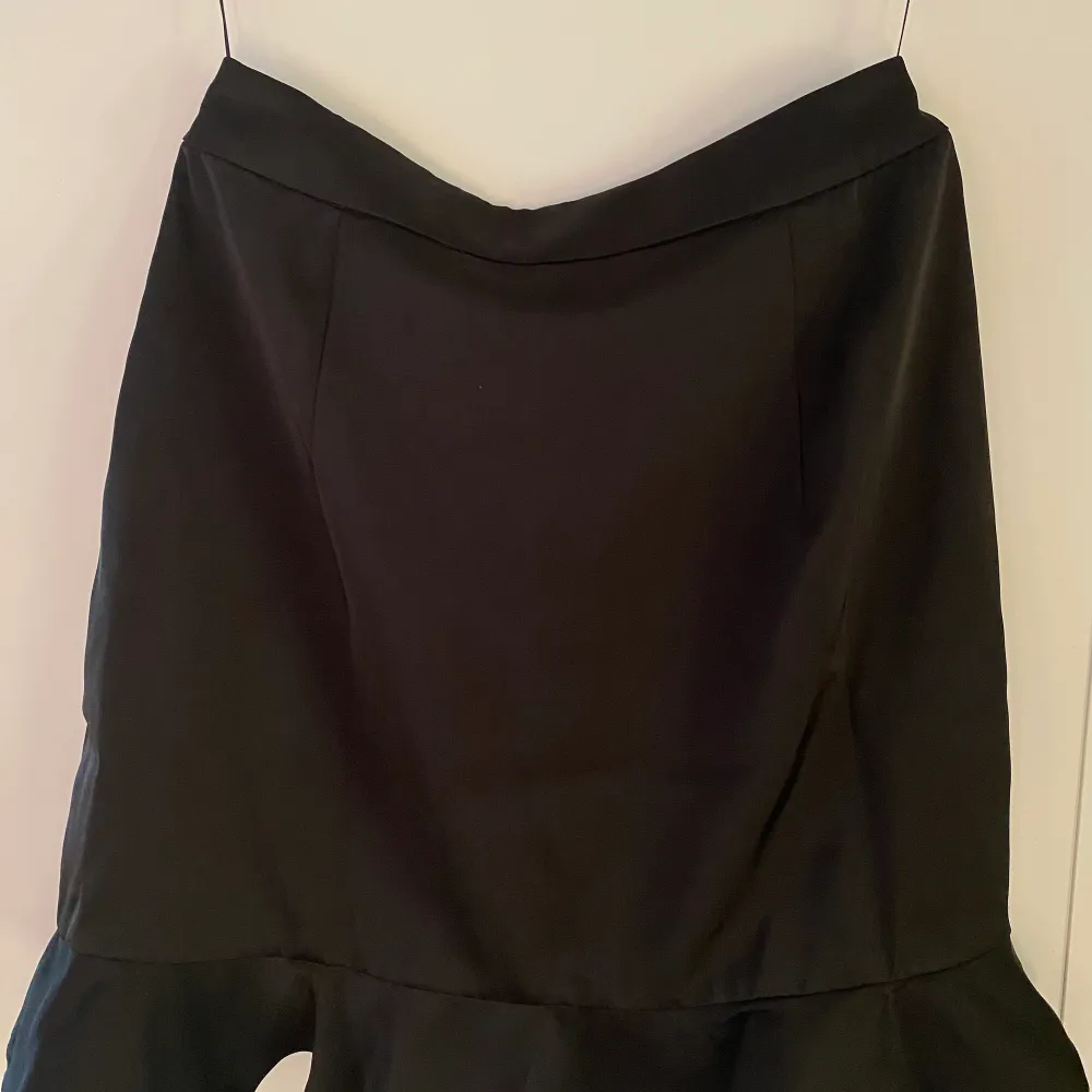 En jätte fin svart siden kjol från by malina i storlek M, aldrig använd. Köpt för 800kr. Köparen står för frakten . Kjolar.