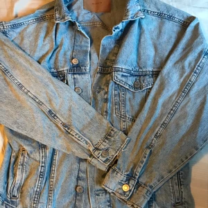 Jeans jacka från H&M - Andvänd ganska mycket men i väldigt bra skick! Säljer den för att den blev för liten. Det är en sliten modell och väldigt snygg med en hoodie och en väska🥰