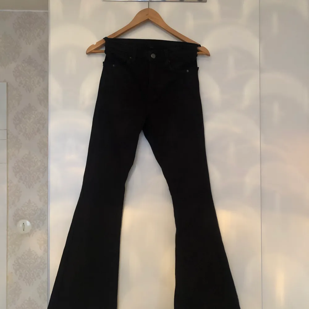 Jamie flared jeans, svart, köpta från zalando för 499kr och säljer för 199kr. De är så gott som nya. Storlek 25x30. Skulle säga passform S. Jeans & Byxor.