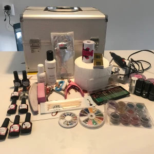 Nagel - till salu en uppsättning gel naglar.  Jag kan skicka fler bilder. 