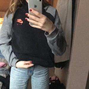 Hoodie - Fin nice Hoodie i bra skick inte använd mycket alls skön o stor🤍