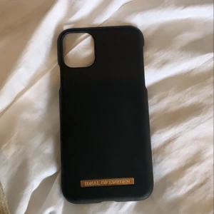 Skal från Ideal of Sweden  - Skal från ideal of Sweden i färgen ”matte black”, passar till iPhone 11. I fint skick och använd fåtal gånger. Nypris 299 mitt pris 100:- 
