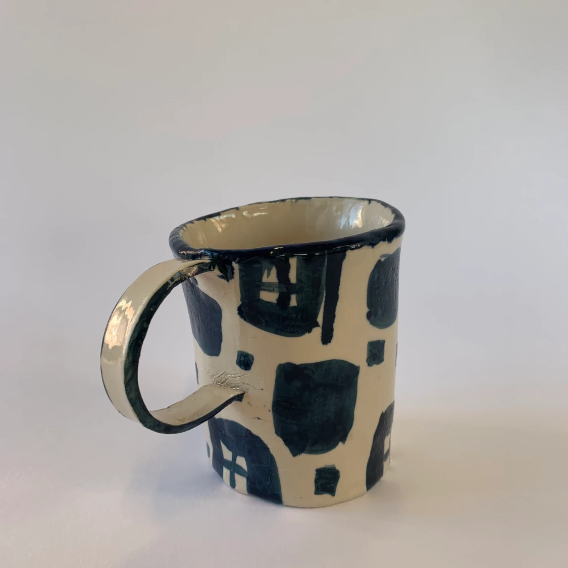 Handgjord kopp med blått motiv - 91