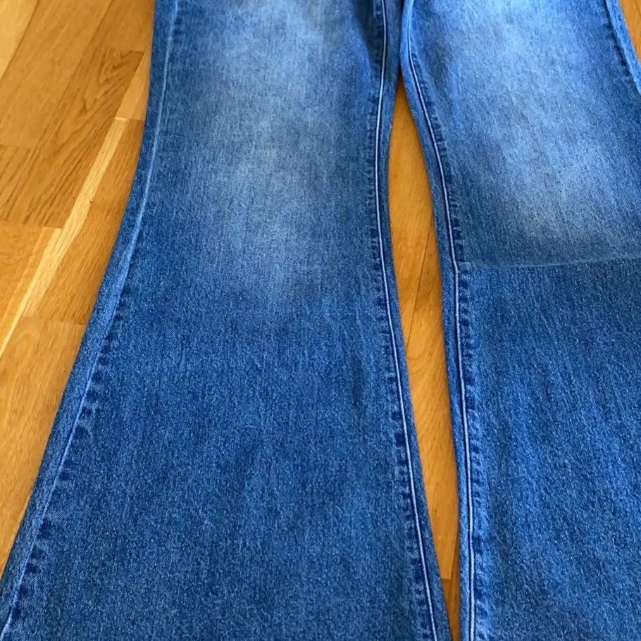 Säljer nu dessa hört nya jeans som jag fick hem idag från shein💗 De var alldeles för långa för mig derför säljer jag, annars super snygga😍 Format även kroppen väldigt bra, sitter bra i midjan💗 Kom privat för fler bilder☺️ Vid flera intressen startas en budgivning! (postar med). Jeans & Byxor.