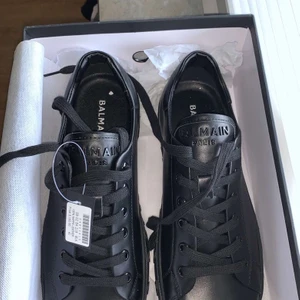 Balmain Skor - Helt nya och fräscha Balmain skor. Köpta från MyTheresa.com           Säljes pga för stor storlek och det inte går att returnera! Säljer dessa för 5000kr. Storlek 41, ganska stor i storleken och skulle definitivt passa en 42.