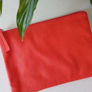 Orange clutch från Gina Tricot. Härlig till sommaren! Lite ljusare i verkligen! Använd knappt en handfull gånger så i fint skick!