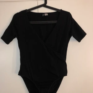 Body  - Body HM Stl M har 2 små hål fram vid brösten 35kr