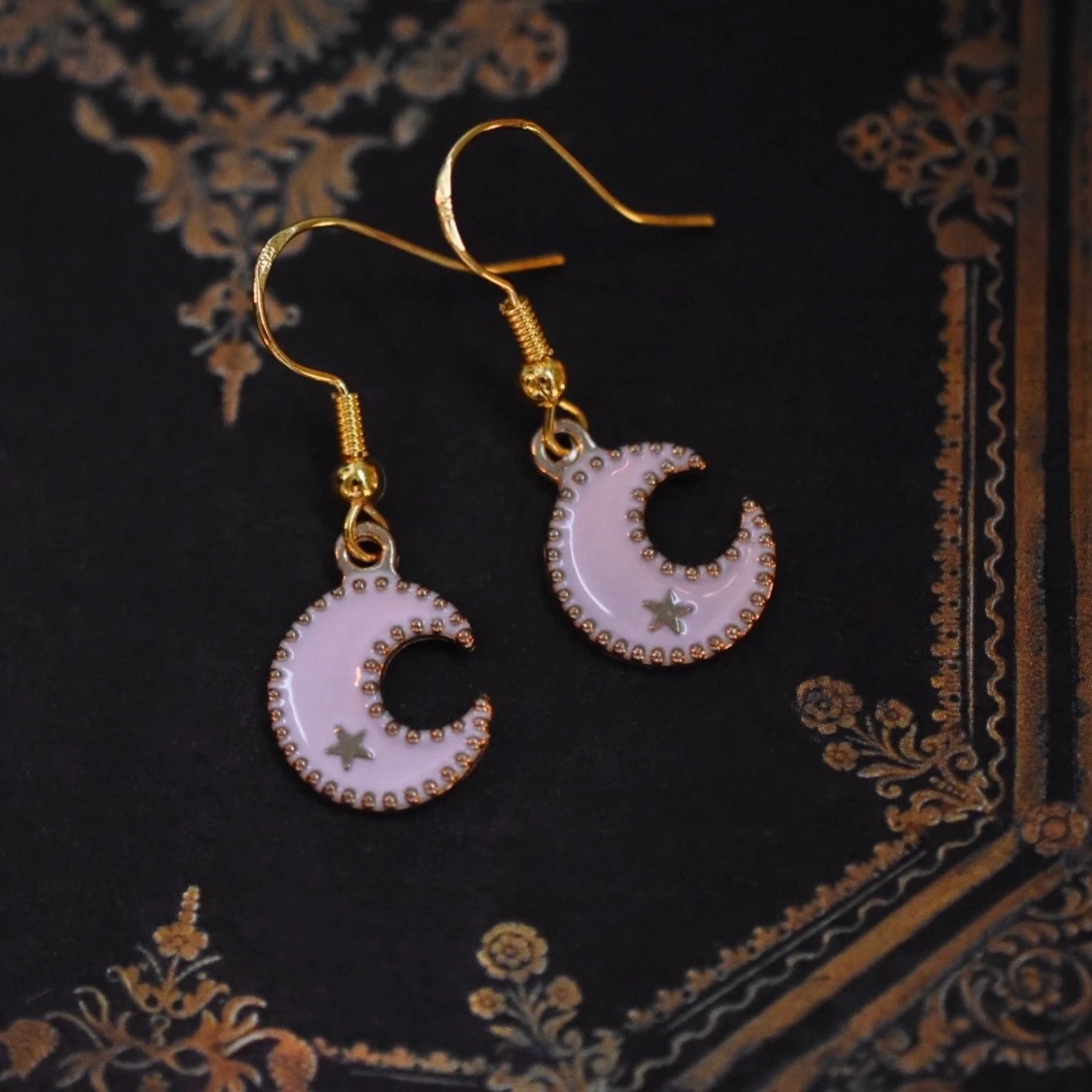Örhängen med ljusrosa månar