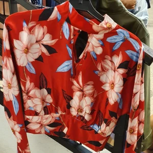 Summer kroptop/ blouse  - I En blomming kroptop I mycket bra skick och passar från xs- m.Den är mycket sexig och söt till summer. Bud från  250 eller köp direkt  för 400