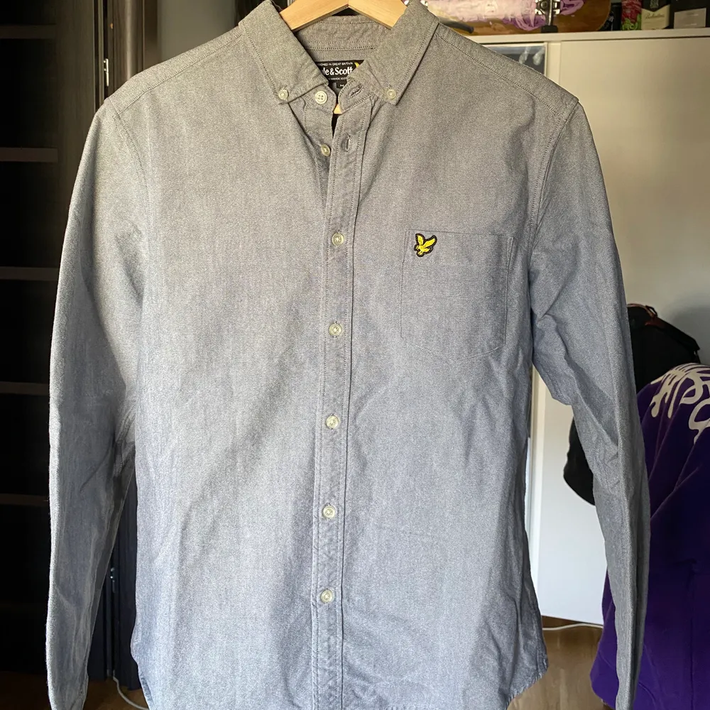 En skjorta från lyle scott i perfekt skick, den är används endast några få gånger. Skjortan är i storlek medium. . Skjortor.