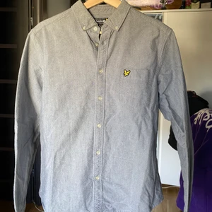 Lyle scott skjorta - En skjorta från lyle scott i perfekt skick, den är används endast några få gånger. Skjortan är i storlek medium. 