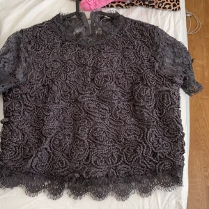 Tröja från zara - Står ingen storlek men skulle tippa på en s och mindre M. Kedja baktill 