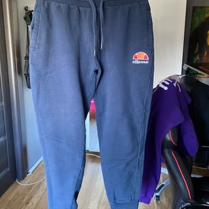 Ellesse mjukisbyxor - Ett par mjukisbyxor från ellesse, byxorna är i stolek medium och använt skick, dock finns inga defekter på byxorna.