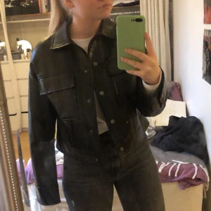 Skinnjacka  - Jacka i ”Fake leather” från Ginatricot med krokodil mönster. Köpt förra året för 600 och har använts ca 3 gånger (väldigt bra skick)