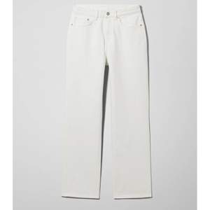 Fina vita jeans från weekday i nyskick! Hör av dig för fler bilder. Säljes då den inte kommit till användning