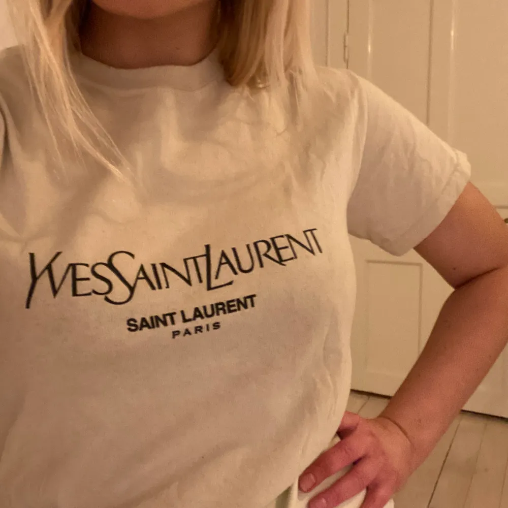 T-shirt med Yves Saint Laurent signatur logga, men ej äkta därav priset. Annars superfin i normal passform stl S. T-shirts.