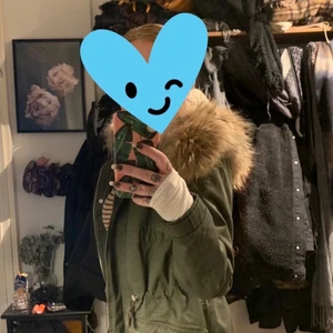 Parkas från H&M, äkta päls 🔥 - Camofärgad parkas från H&M, strl S. Har fått ditsydd äkta päls på luvan av skräddare. Jackan har vitt, mjukt teddyfoder inuti 🌟. Passar lika bra till våren 🍃 som till hösten 🍂 ! Aldrig använd! Bara jackan kostade 599:-, pälsen kostade 1.899:- plus 200:- att få den påsydd 🙋🏼‍♀️. Skickas som spårbart brev med Postnord ”Skicka lätt”, köparen står för frakten 📬!