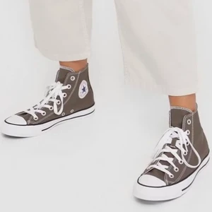 Bruna converse - Säljer ett par bruna converse som inte kommit till så mycket användning, de var tyvärr lite på gränsen till för små för mig. Är vanligtvis en 40/40,5 i skostorlek, dessa passar 39/40🤎 supersnygga och trendiga vårskor🤎buda! Högsta bud 710kr