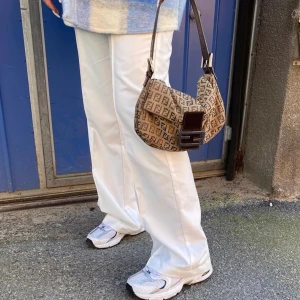 Vita kostymbyxor - Vita kostymbyxor från misslisibells kollektion med Nakd, slutsålda! Sitter jättesnyggt och är långa och raka i modellen. Endast använda två gånger💘