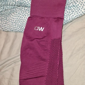 Träningsbyxor  - Träningsbyxor från ICIW i storlek S. Resår i midjan som gör att dem sitter på plats & dem formar sig efter kroppen. Endast provade.