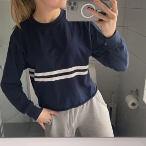 Sweatshirt - Jättefin marinblå sweatshirt, inga defekter! Frakt tillkommer💙