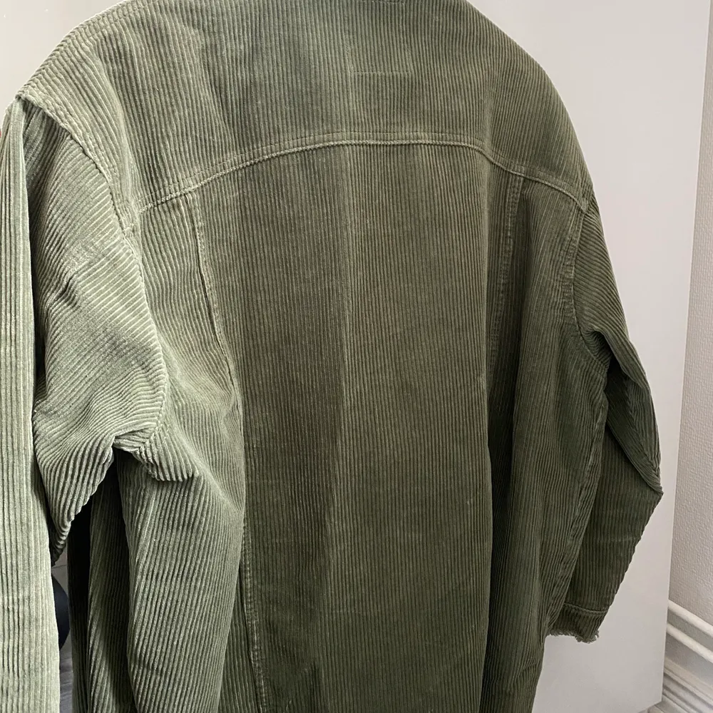 En grön ribbad skjortjacka från zara. Frakt tillkommer🥰. Jackor.