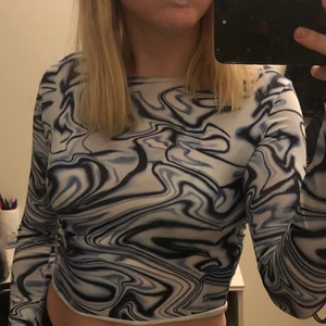 Randig tröja stl S - Cool tröja med ganska tunt materialet men inte genomskinligt! Använd 1 gång!💓 frakt ingår ej