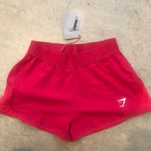 GYMSHARK  - Shorts i skrik rosa! Sjukt snygga och sitter bra, tyvärr för små för mig som vanligtvis är en S! Detta är XS. 