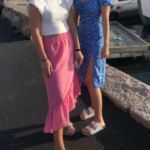 Monki  - Använd 1 gång i somras. Jätte fin kjol som är perfekt när man fått lite färg 