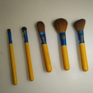Sminkborstar. Ögonbryns borste, ögonskugga borste, fondation borste, puder borste och rouge borste. - Köpta 2018 från Dollarstore. 