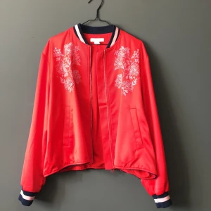 Fräsch bomberjacka med brodyr detaljer - Den är lite croppad längst ner. Så den går inte att stänga med dragkedjan. Men annars är den hel och ren. Skitsnygg färg på den! Är i strl L. Har använt den som oversized. Har swish