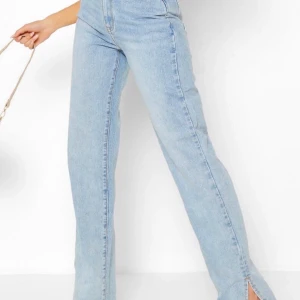 Raka jeans med slits - Säljer dessa snygga jeans då de inte passade mig, oanvända med prislapp kvar. 