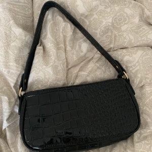 Väska  - En svart trendig väska från SHEIN, säljer pga för många väskor💗