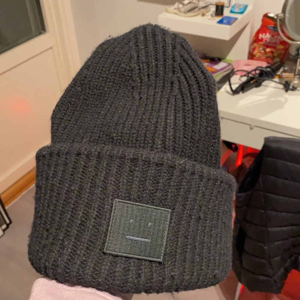 Jag säljer en svart acne mössa som är köpt på acne studio.Den är andhämtning unge för 5-7 gånger.Jag kan mötas upp vart som Hälst i Täby o annars kan jag jag skicka den👍🏿.. Accessoarer.