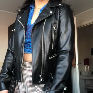 Biker jacka i läderimitation  - Skitsnygg jacka i läderimitation från Zara. Säljer pga att jag inte tycker att den passar min stil. Den har använts endast en gång. Om du har fler frågor är det bara att kontakta mig!
