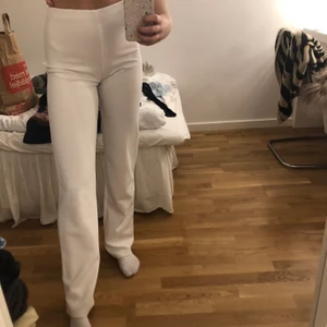 Vita byxor från Nelly - Bild 2 visar hur långa de är på mig som är 175 cm