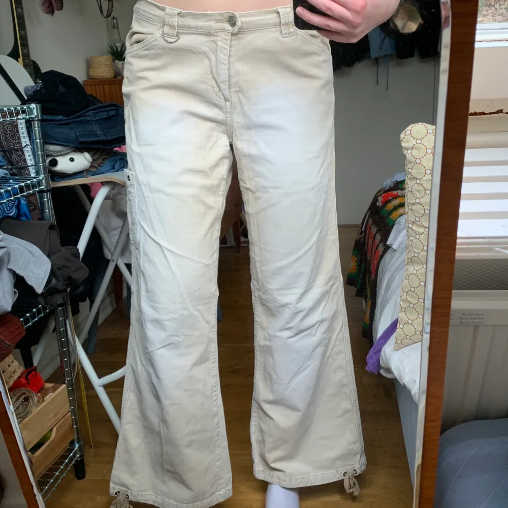 Midjemått: 91cm, innerbenslängd: 79cm, färgen är med beige än på bilden . Jeans & Byxor.
