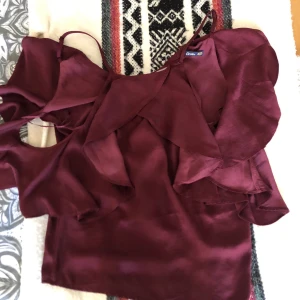 Tröja  - Blus som är använd max 3 gånger, den är i storlek xxS men passar som en S. 