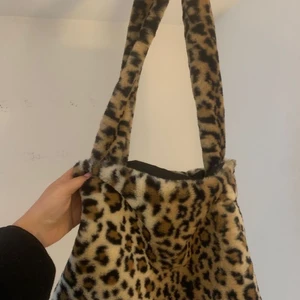 yk2 väska - trendig yk2 fluffy tote bag med cheetahprint, låndade bilder!! Skriv för egna bilder🤎🤎 högsta bud 130kr!