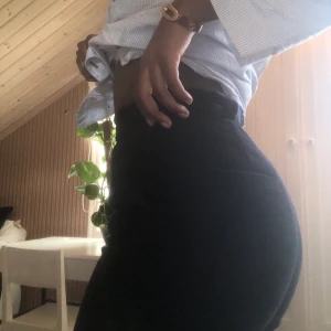  Manchester Byxor - Säljer mina manscheter byxor från & other stories, dom är mörkblå med straight leg. Fick tyvärr ingen bra bild men hör av dig om du vill ha mer och bättre bilder!💕