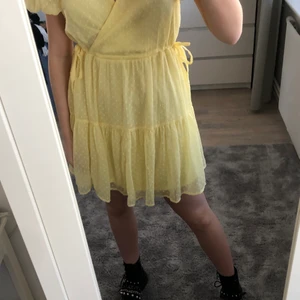 Gul sommarklänning - Säljer min supersöta gula klänning från Nelly som jag använde en gång på min skolavslutning! Snyggt med kängor till på sommaren💕