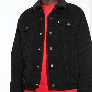 Levis Vårjacka  - Underbar manchesterjacka, svart med grå, lurvig insida. Världens finaste jacka! Orginalpris 1400kr 