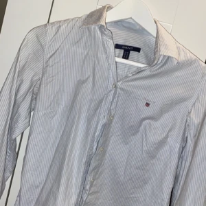 Gant skjorta stl 36 - Ljusblå gant skjorta. Storlek 36 normal passform. Välskick.