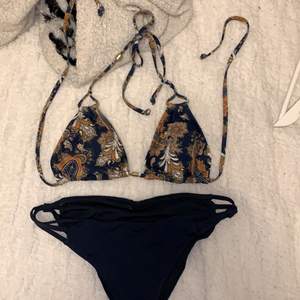 Bikini med boho tema, tror den är från H&M. Säljer pga toppen är lite för stor🖤