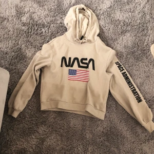 Hoodie från H&M storlek XS - Kort hoodie i lite oversized modell