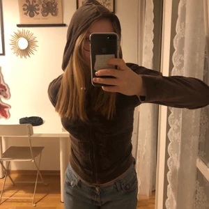 Brun gullig kofta - Söt kofta i brun färg. Har samt lite detaljer på fram sidan som är väldigt fina