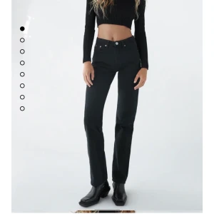 Mid waisted straight leg jeans - Säljer de populära mid waisted jeansen från zara i storlek 34. Säljer de pga av att de är lite för tajta och har där av inte kommit till användning. Om flera är intresserade så kommer det att bli budgivning. Köp direkt för 400kr