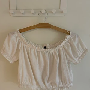 HM top - Great white top kind of a crop fit and barely worn top. 
